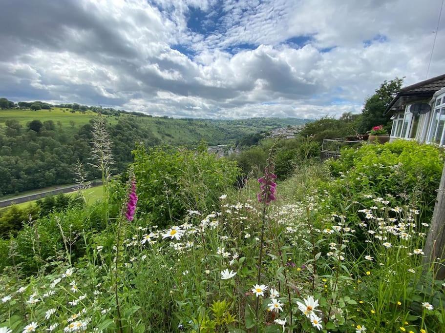 The Crest Hillside Retreat With Hot Tub Villa Abertillery Exterior photo